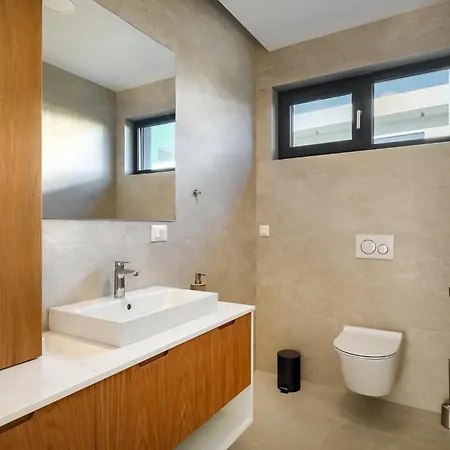 וילה Levita With Pool *