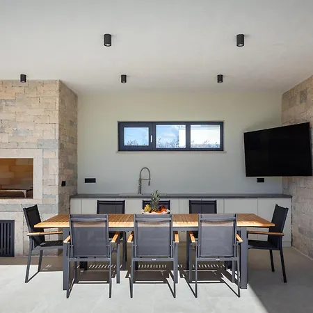 Levita With Pool