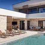 Levita With Pool Villa *