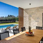 Levita With Pool