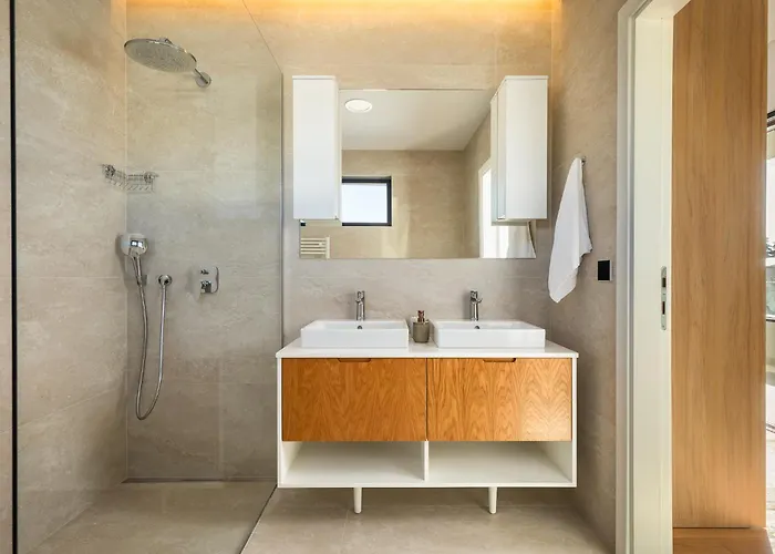 Levita With Pool Πόρετς