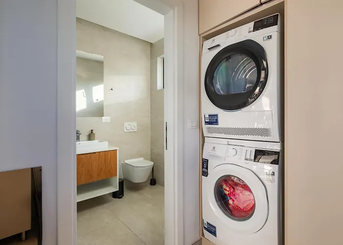 Levita With Pool Πόρετς